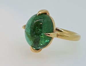 Ring Gelbgold 750 mit grünem Turmalin Cabochon