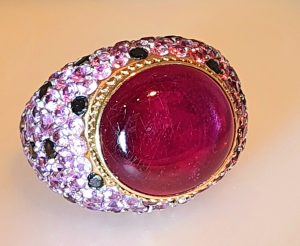 Rubin-Ring 750 mit schwarzen Diamanten und rosa Saphiren in Gelbgold