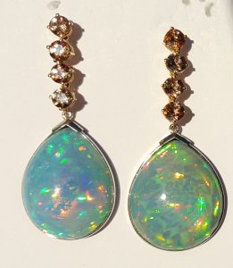 Weißgold 750 Opal-Ohrgehänge mit Andalusiten